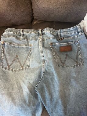 Wrangler Women's Light Wash Straight Leg Jeans